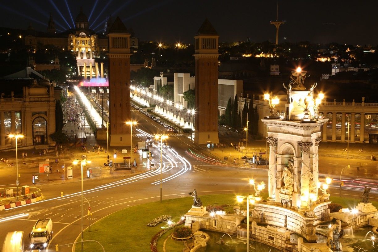 barcelona traffic at night